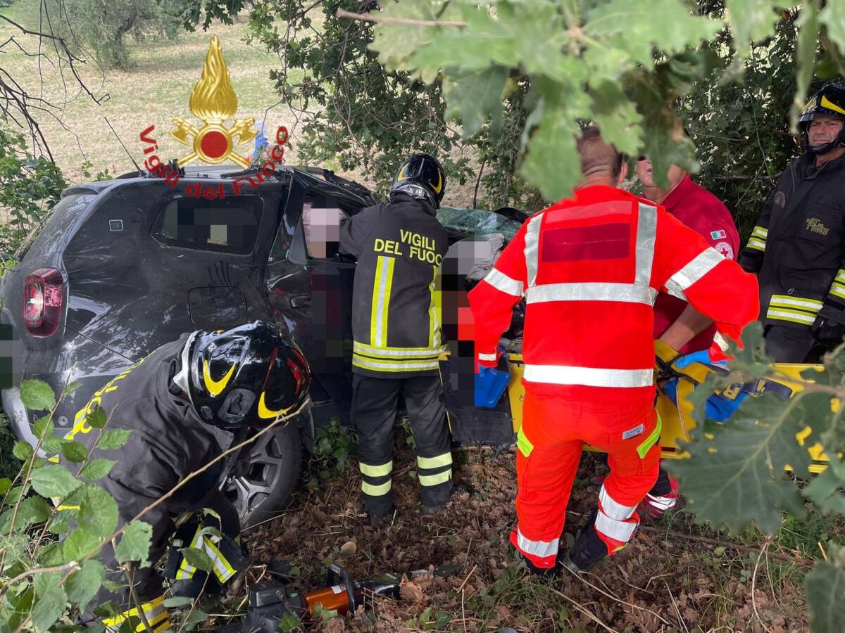 PIANELLA: AUTO ESCE DI STRADA E VA A SBATTERE CONTRO ALBERO, FERITE DUE PERSONE