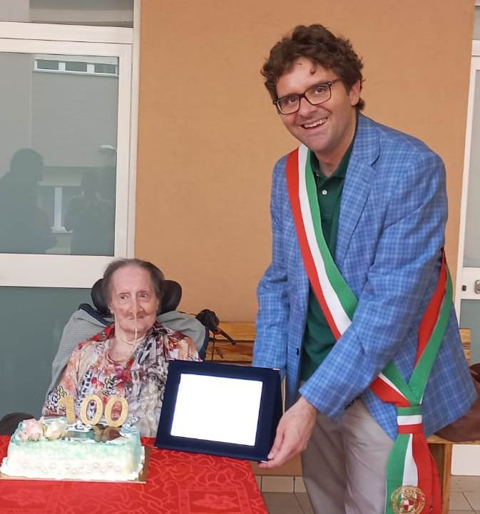 VASTO: SINDACO CONSEGNA TARGA PER I CENTO ANNI DI ADRIANA PIETROCOLA