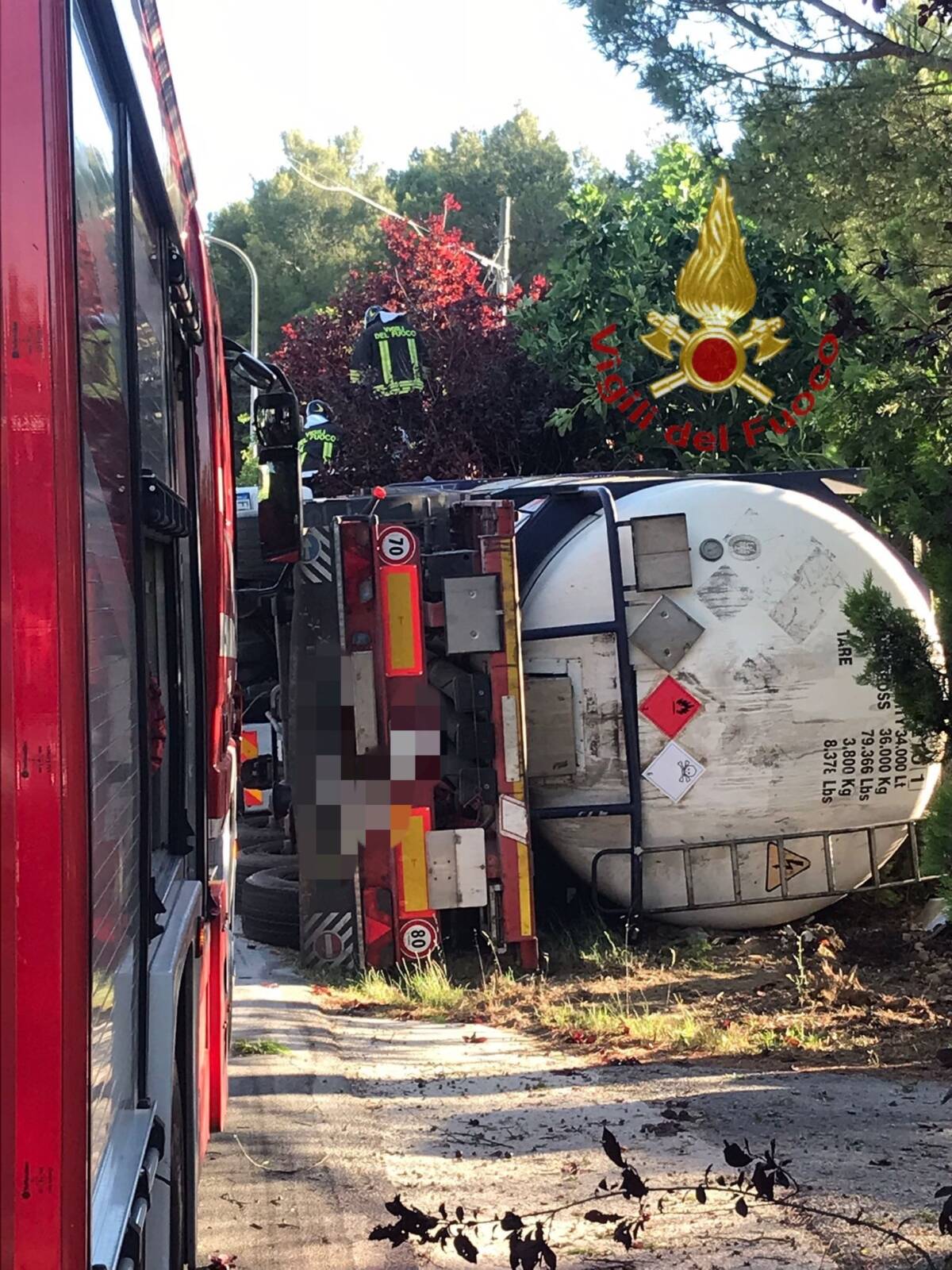MOSCUFO: SI RIBALTA CISTERNA PIENA DI ALCOL METILICO, VIGILI DEL FUOCO IN AZIONE