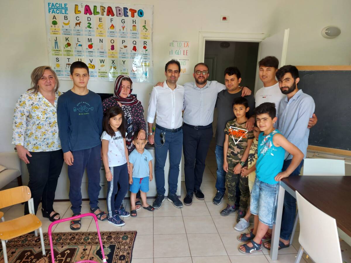 L’AQUILA: SINDACO BIONDI SALUTA FAMIGLIE AFGHANE PROFUGHE IN PARTENZA PER STRUTTURE SAI
