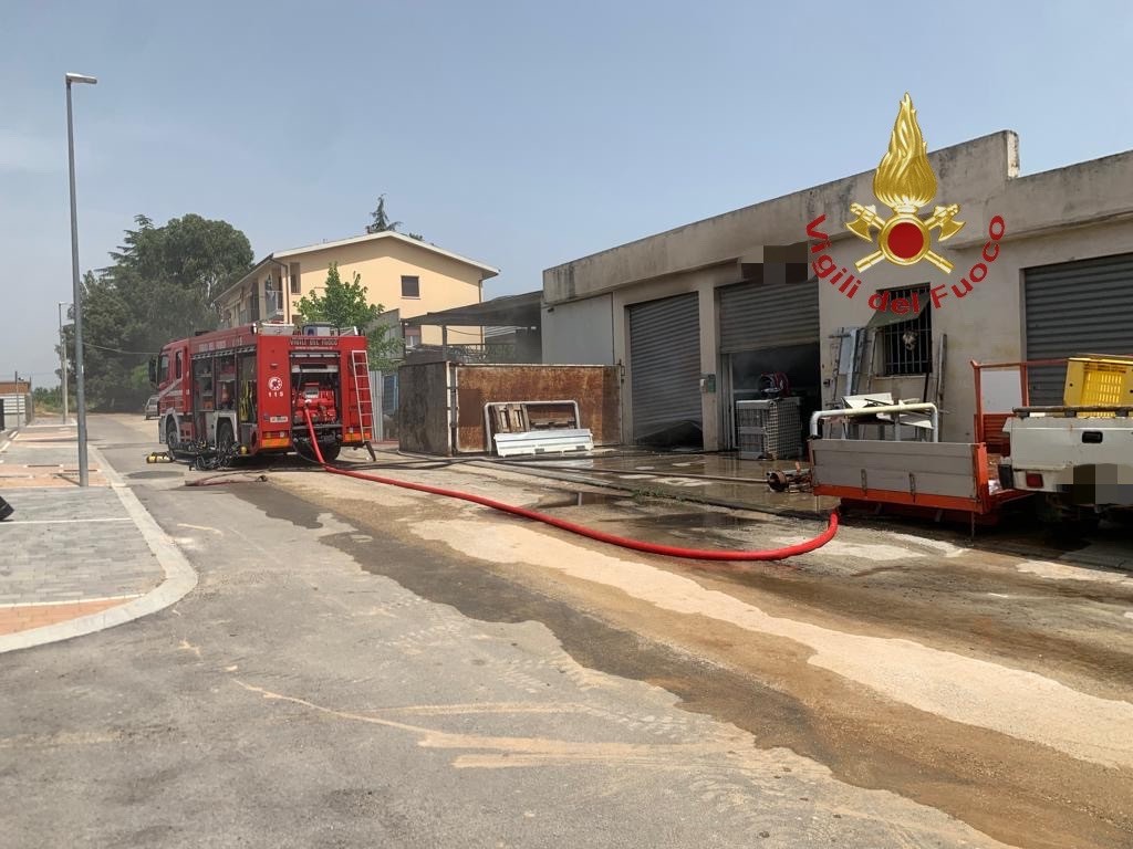VILLANOVA DI CEPAGATTI: INCENDIO IN OFFICINA LAVORAZIONE METALLI