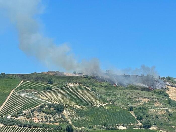 SILVI MARINA: INCENDIO DIVORA COLLINA, ELICOTTERI IN AZIONE