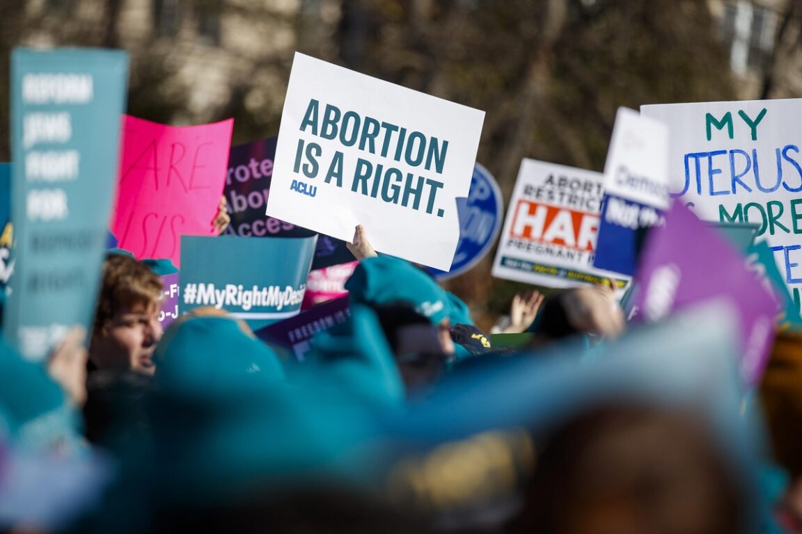 USA: CORTE SUPREMA ABOLISCE SENTENZA SUL DIRITTO ALL’ABORTO, IN ITALIA TASSO TRA PIU’ BASSI AL MONDO
