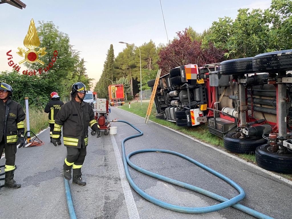 CISTERNA RIBALTATA A MOSCUFO: OPERAZIONI AVANTI TUTTA LA NOTTE, EVACUATE ABITAZIONI