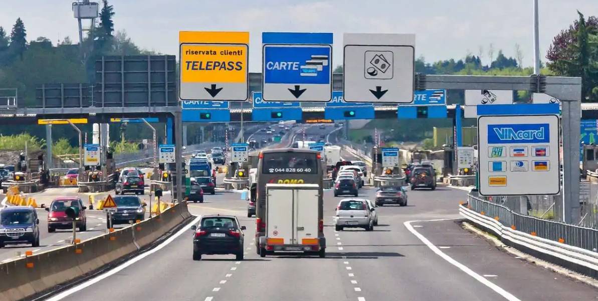 PONTE DEL 2 GIUGNO, ITALIANI IN VIAGGIO: TRAFFICO IN AUMENTO, STOP CANTIERI AUTOSTRADE