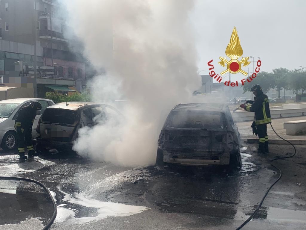 MONTESILVANO, DUE AUTO A FUOCO IN VIA AGOSTINONE
