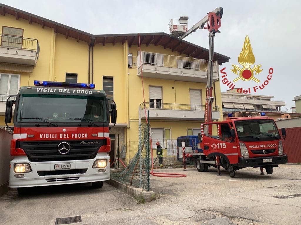 PESCARA, A FUOCO TETTO IN VIA D’AVALOS: INCENDIO DOMATO