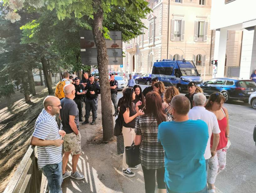 L’AQUILA, MANIFESTAZIONE CONTRO SPERANZA: “ECCO LE DOMANDE CHE AVREMMO VOLUTO FARGLI”