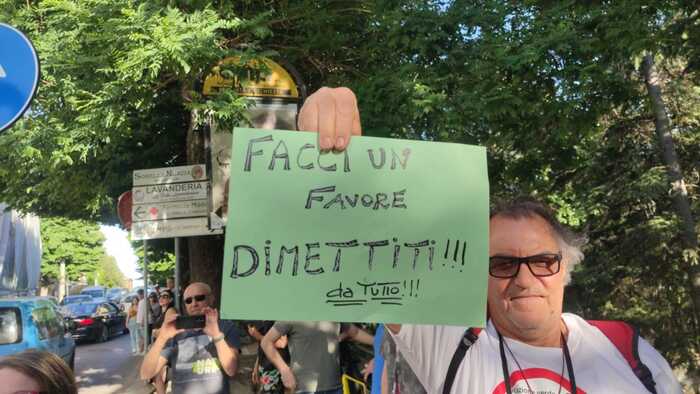 ELEZIONI, MINISTRO SPERANZA CONTESTATO A L’AQUILA: “VERGOGNA, DIMETTITI”