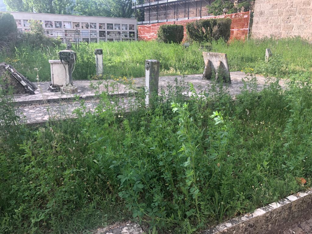 BARETE, “CIMITERO NEL DEGRADO, UNA VERGOGNA”: LA DENUNCIA DI OPPOSIZIONE E GRUPPO DI CITTADINI