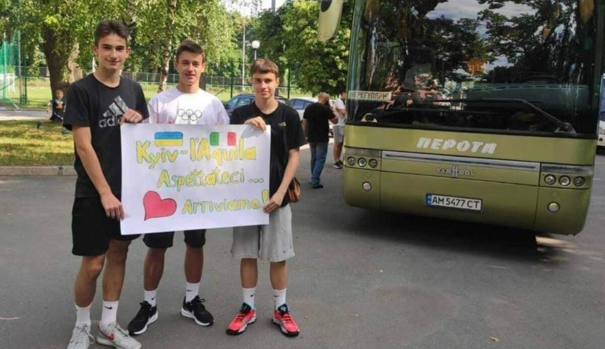 DA KIEV A L’AQUILA PER GIOCARE A CALCIO LONTANO DALLA GUERRA, LA SOLIDARIETA’ SI COLORA DI ROSSOBLU’
