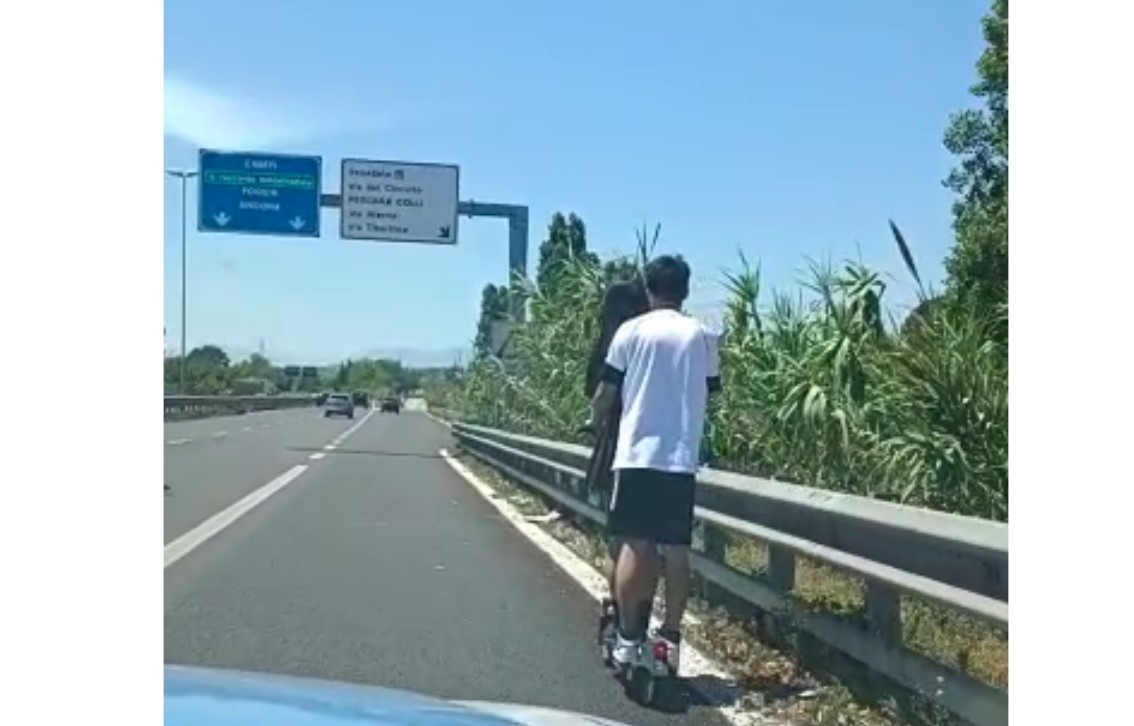 PESCARA, IN DUE CON IL MONOPATTINO ELETTRICO SULLA TANGENZIALE