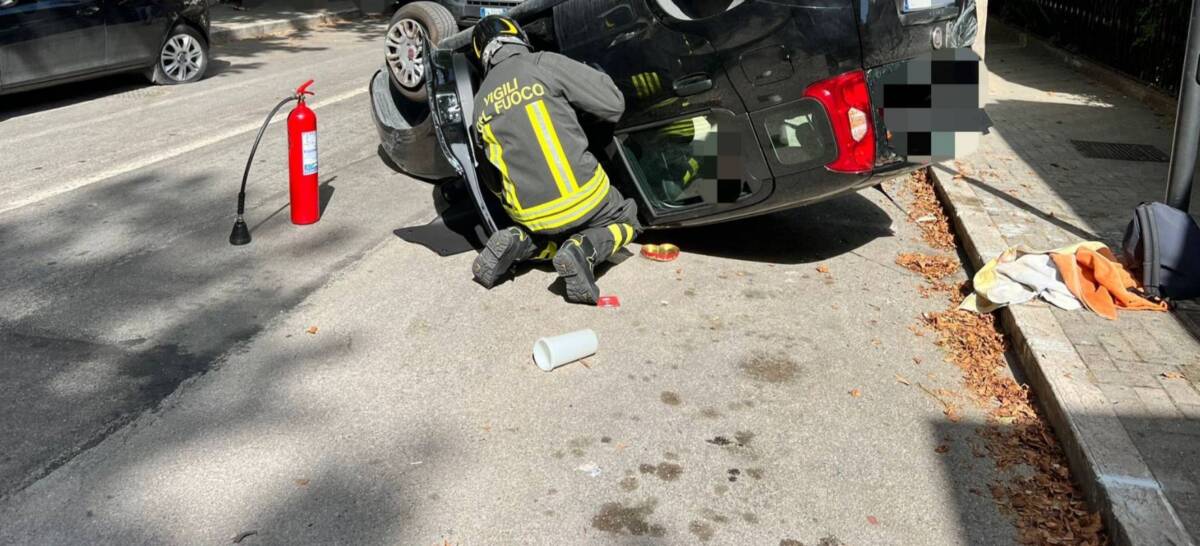 PESCARA: INCIDENTE STRADALE IN VIA DEL SANTUARIO, SI RIBALTA AUTO CON 4 PERSONE A BORDO