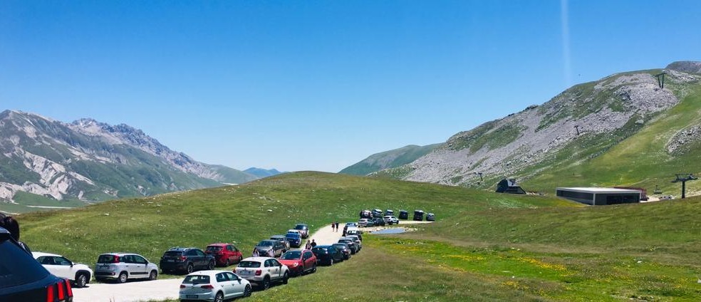 CAMPO IMPERATORE, E’ CAOS PARCHEGGI: “SUBITO PIANO SICUREZZA E TUTELA AMBIENTE”
