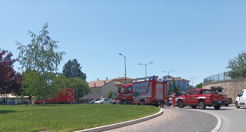 L’AQUILA, INCIDENTE ALLA ROTATORIA DI VIALE CORRADO IV