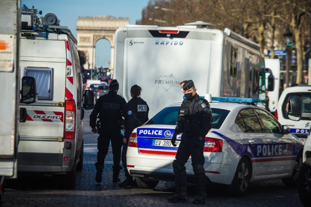 STUDENTE ABRUZZESE TRAVOLTO DA AUTO PIRATA A PARIGI: CACCIA ALL’UOMO, INDAGINI IN CORSO