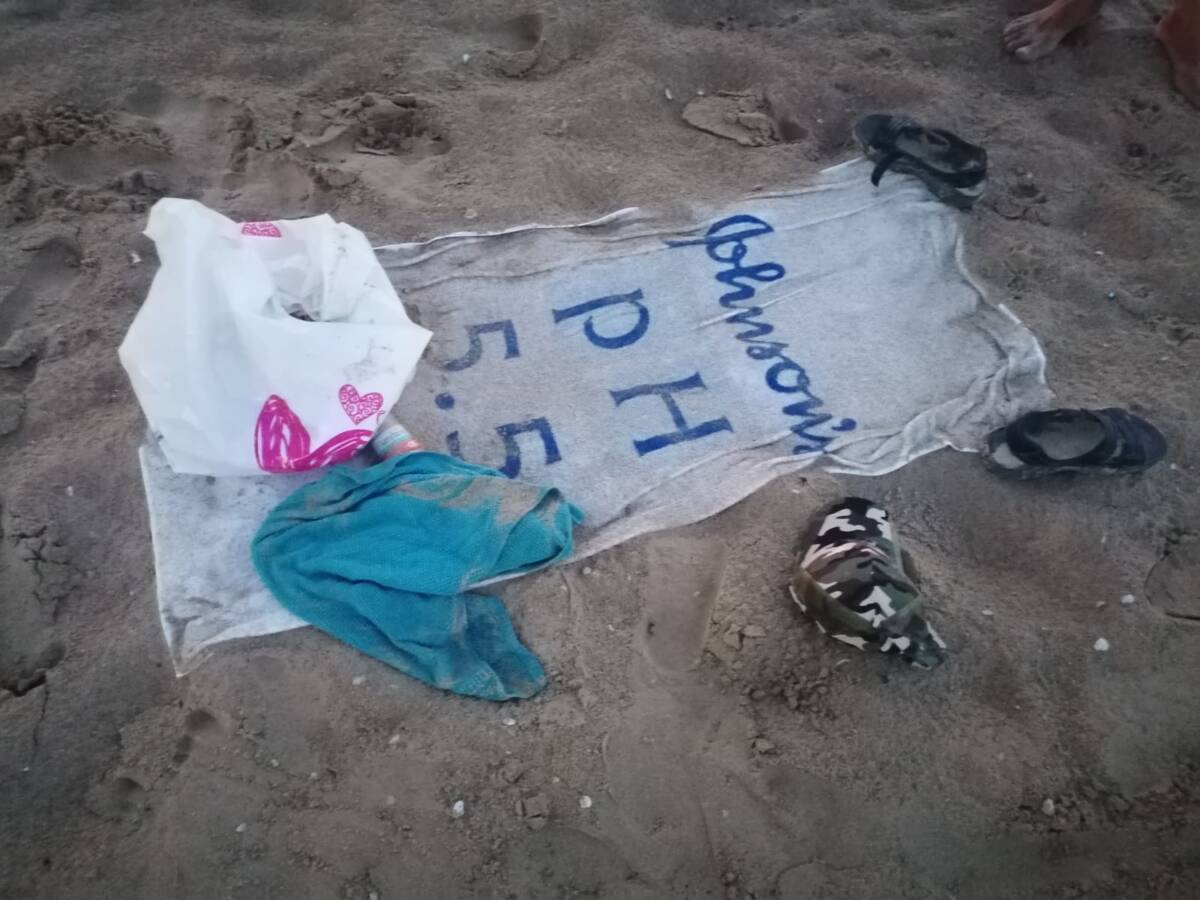 ORTONA: INDUMENTI ABBANDONATI SULLA SPIAGGIA, SCATTANO RICERCHE IN MARE