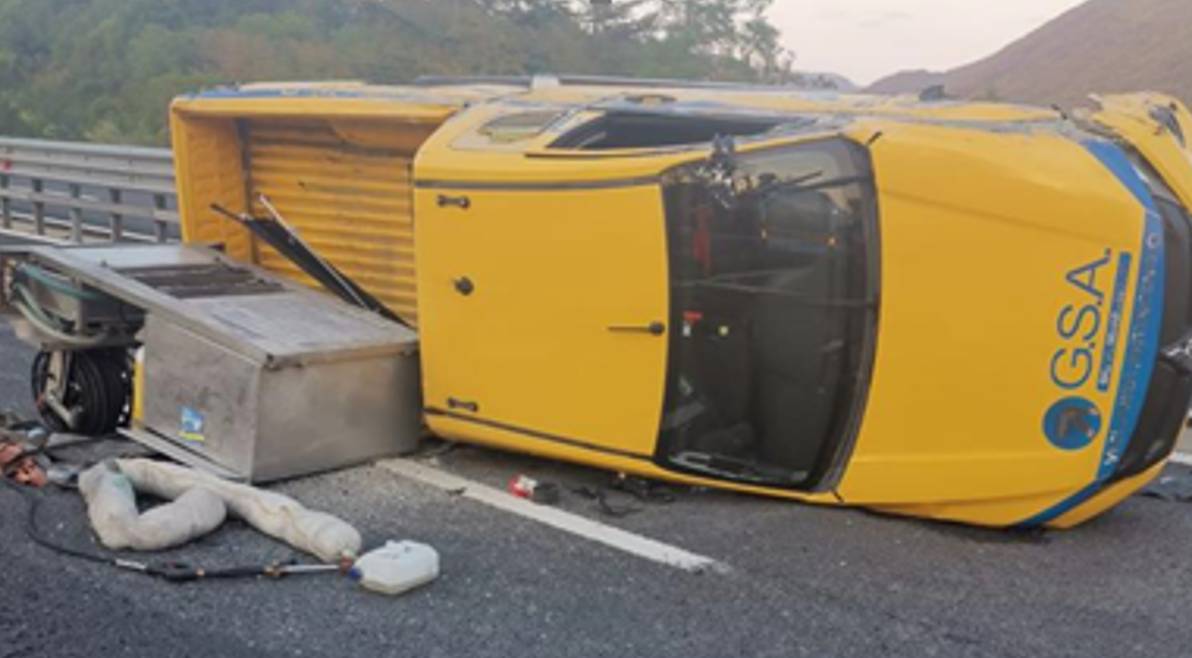 INCIDENTE SUL LAVORO, SI RIBALTA MEZZO SULLA A24: DIPENDENTE GSA RICOVERATO IN CODICE ROSSO