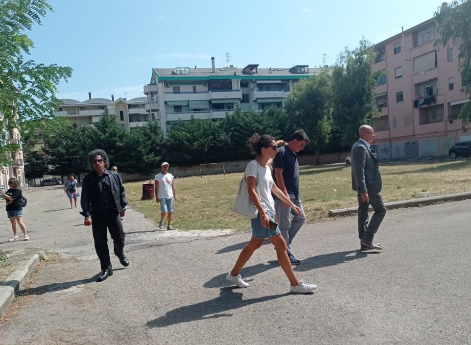PESCARA: CASE ATER VIA RIMINI, “PASSEGGIATA” DI PETTINARI E RESIDENTI CONTRO DEGRADO E CRIMINALITÀ