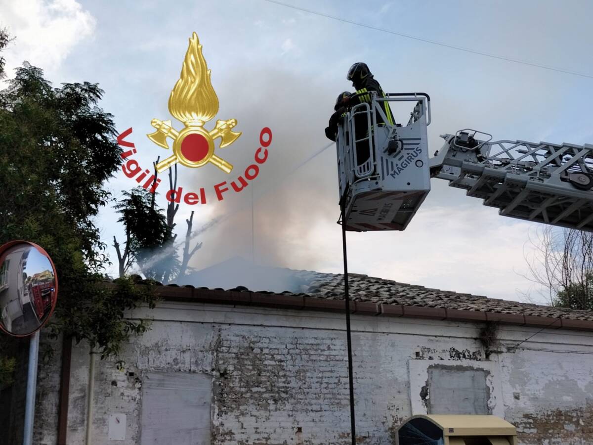 PESCARA: INCENDIO IN CASA ABBANDONATA IN VIA SACCO, VIGILI DEL FUOCO IN AZIONE
