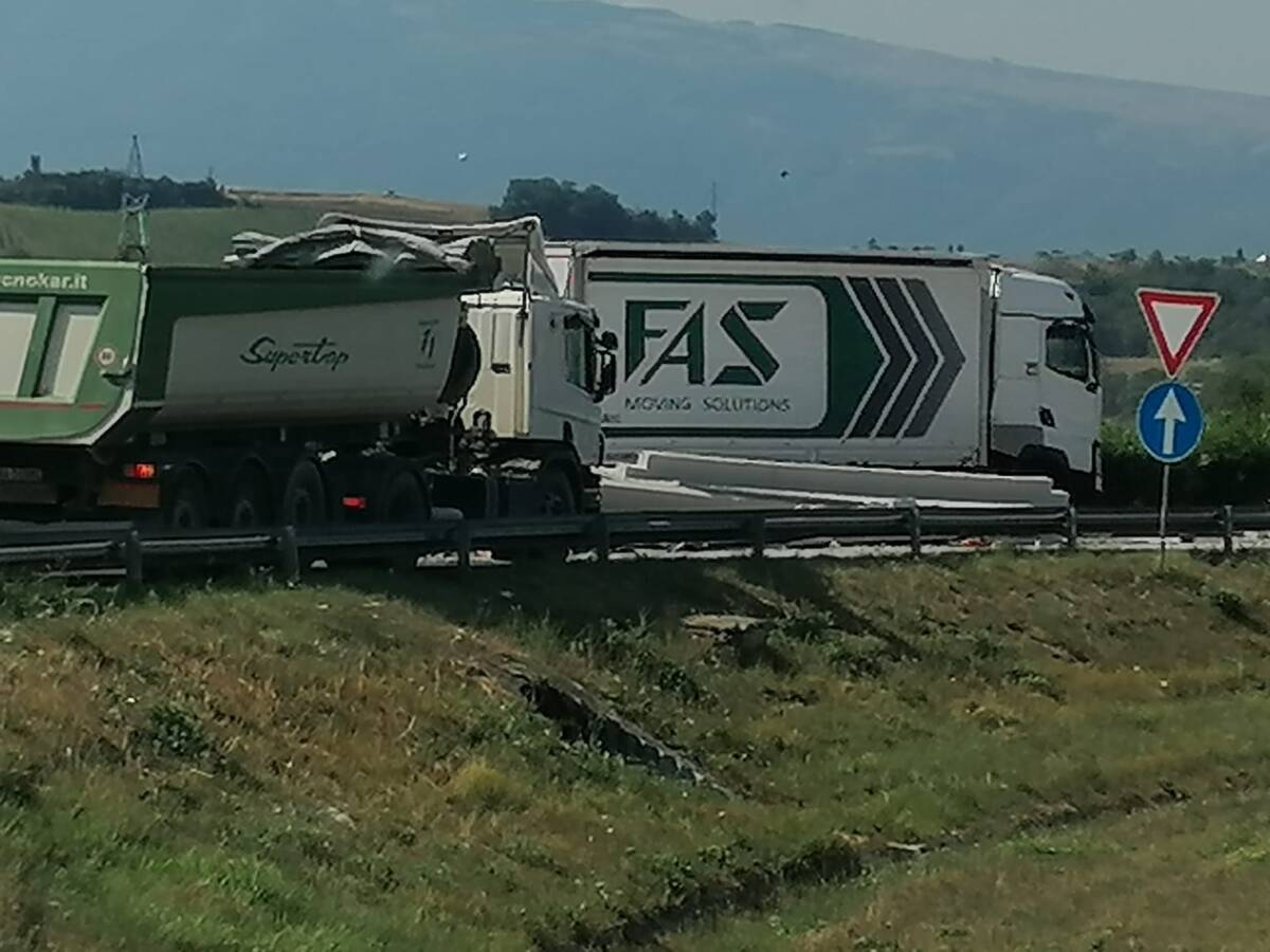 A25, VILLANOVA: CAMION PERDE CARICO PREFABBRICATI IN CEMENTO