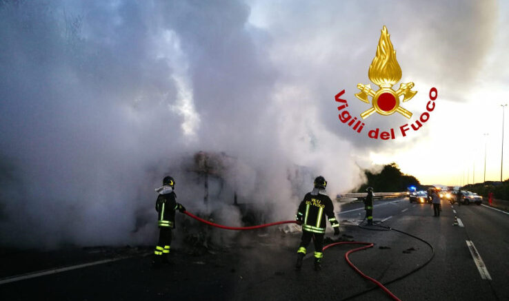 A25: AUTOBUS PRENDE FUOCO NEL TRATTO TRA AIELLI E PESCINA, ILLESI PASSEGGERI E AUTISTA