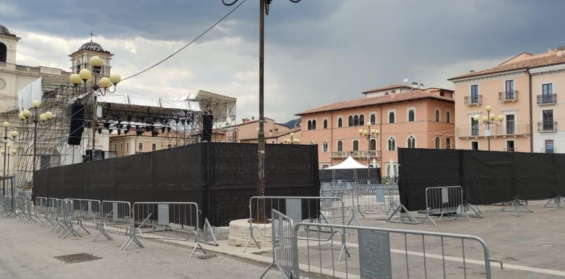 L’AQUILA, RESTANO I TELI NERI IN PIAZZA DUOMO. DE AMICIS: “IN CITTA’ D’ARTE E’ LA NORMALITA'”