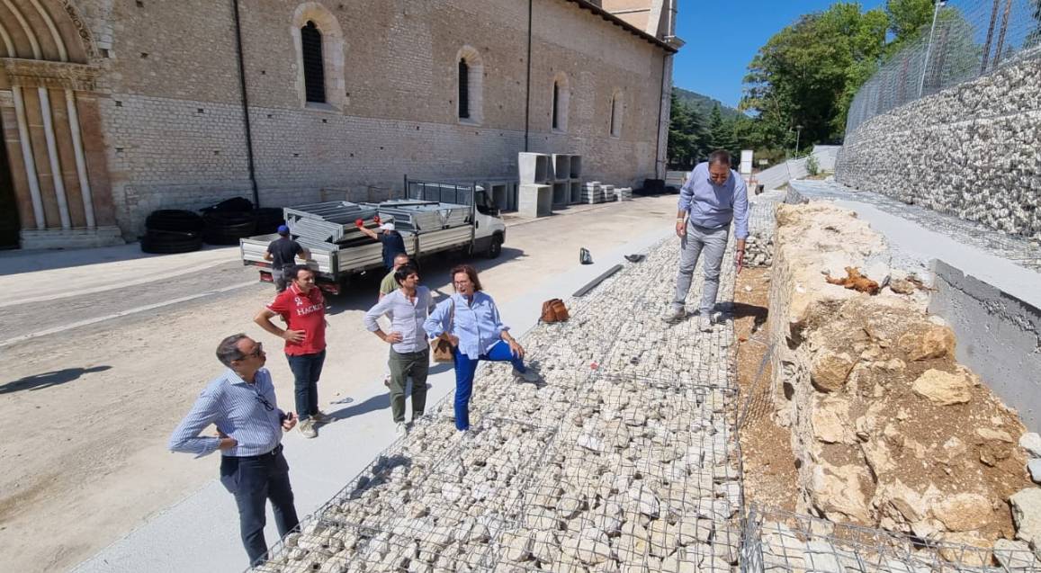 L’AQUILA, POLEMICHE PER LAVORI COLLEMAGGIO: “DANNOSI INTERVENTI GRADINATA PORTA SANTA”
