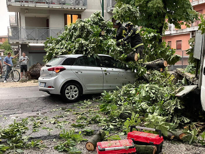 METEO: VENTO E TEMPORALI MANDANO VIA CARONTE, SI CONTANO DANNI