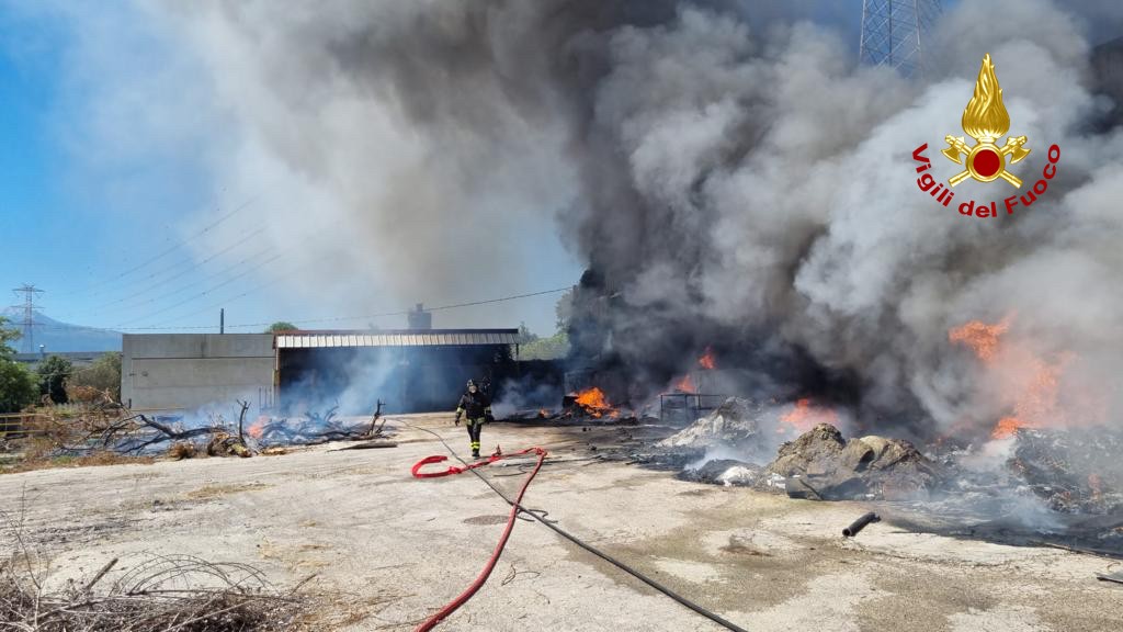 CEPAGATTI: DOMATO INCENDIO IN FABBRICA DISMESSA