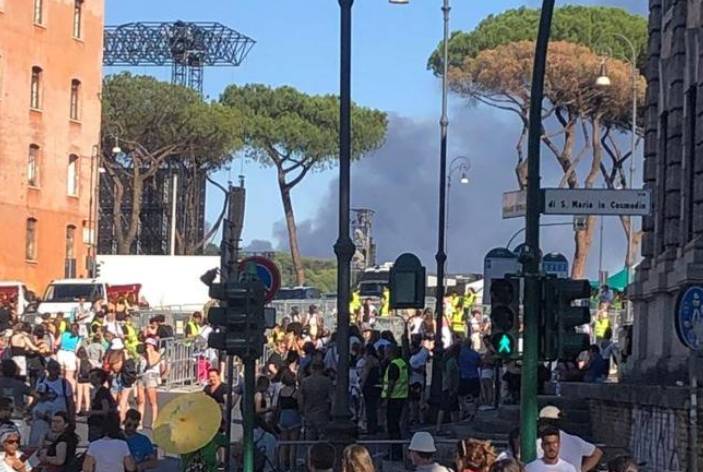 INCENDIO A ROMA: “BOATI ED ESPLOSIONI”, FIAMME VICINO PARCO CENTOCELLE, NUBE NERA IN DIVERSE ZONE