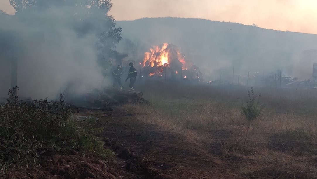 L’AQUILA, VASTO INCENDIO A PAGANICA: DANNI AD AZIENDE AGRICOLE, PRESIDIO NELLA NOTTE