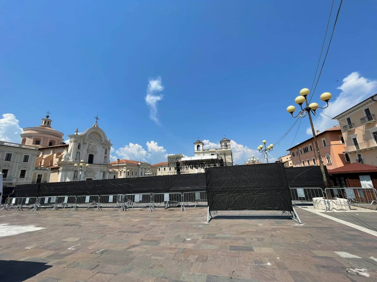 L’AQUILA, TELI NERI AI CANTIERI DELL’IMMAGINARIO: “BIGLIETTI IN SOSPESO PER CHI NON PUO’ PAGARE”