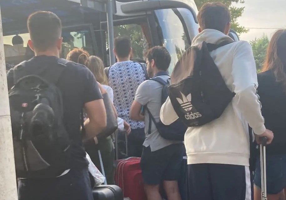 ODISSEA PASSEGGERI WIZZ AIR, LASCIATI A TERRA A PESCARA, E TORNATI DOPO 12 ORE A ROMA IN BUS