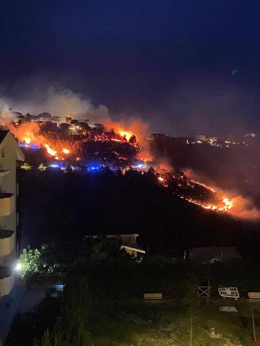 INCENDIO NELLA NOTTE AD ATRI, CASE EVACUATE, FIAMME VICINO A DISTRIBUTORI