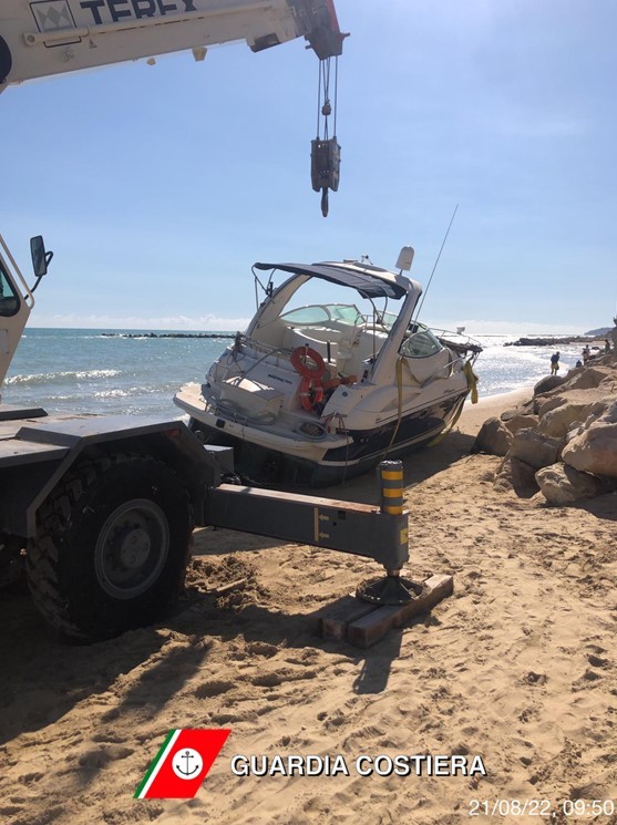 FRANCAVILLA: BARCA ARENATA SULLA SPIAGGIA, AL VIA PIANO DI ANTI-INQUINAMENTO