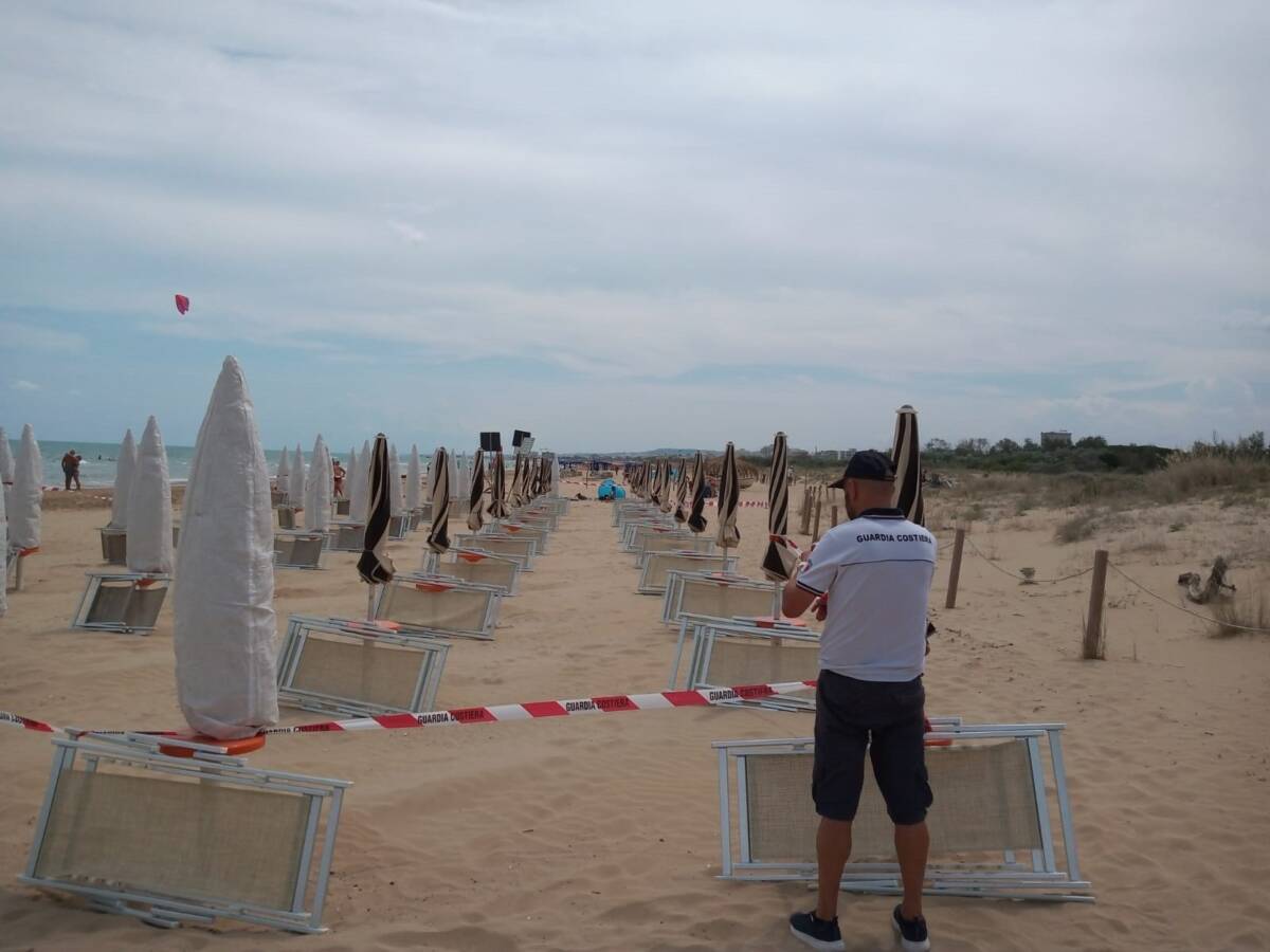 VASTO: STABILIMENTO BALNEARE INVADE SPIAGGIA LIBERA CON 50 SDRAIO E OMBRELLONI, SCATTA SEQUESTRO