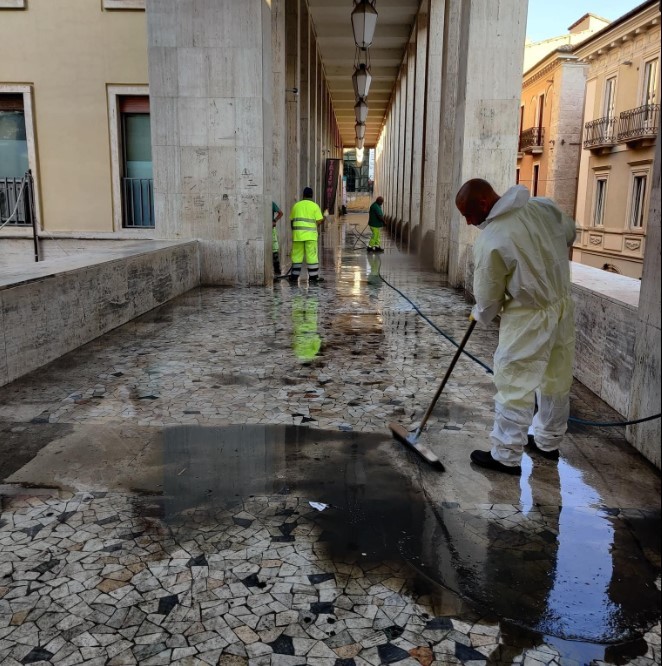 L’AQUILA: DOPO LE POLEMICHE, OPERAI IN AZIONE PER RIPULIRE PORTICI DI SAN BERNARDINO