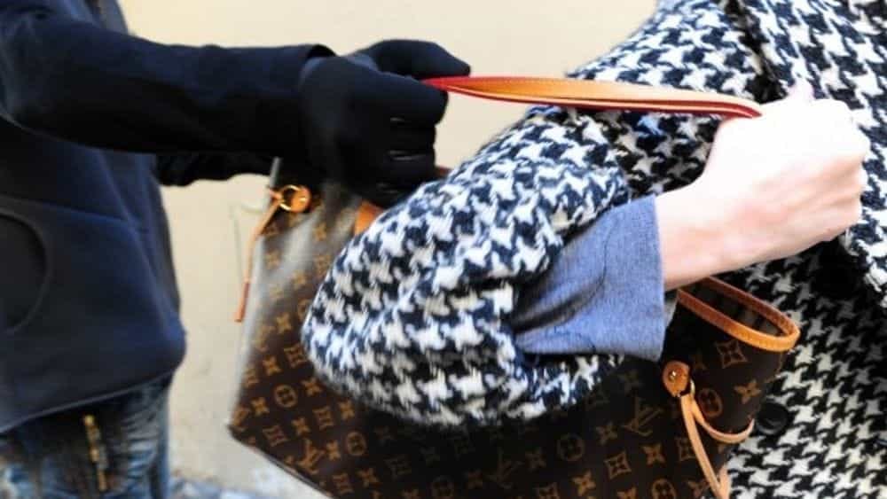 PESCARA: SCIPPA UNA BORSA E SI DA’ ALLA FUGA, 47ENNE SUBITO CATTURATO DALLA POLIZIA