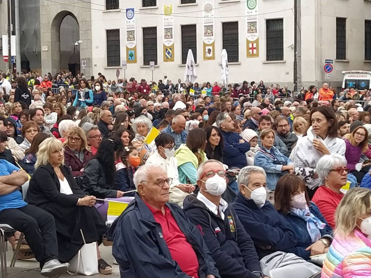 PAPA FRANCESCO A L’AQUILA: EMOZIONE FOLLA A SLOGAN “JEMO ‘NNANZI”