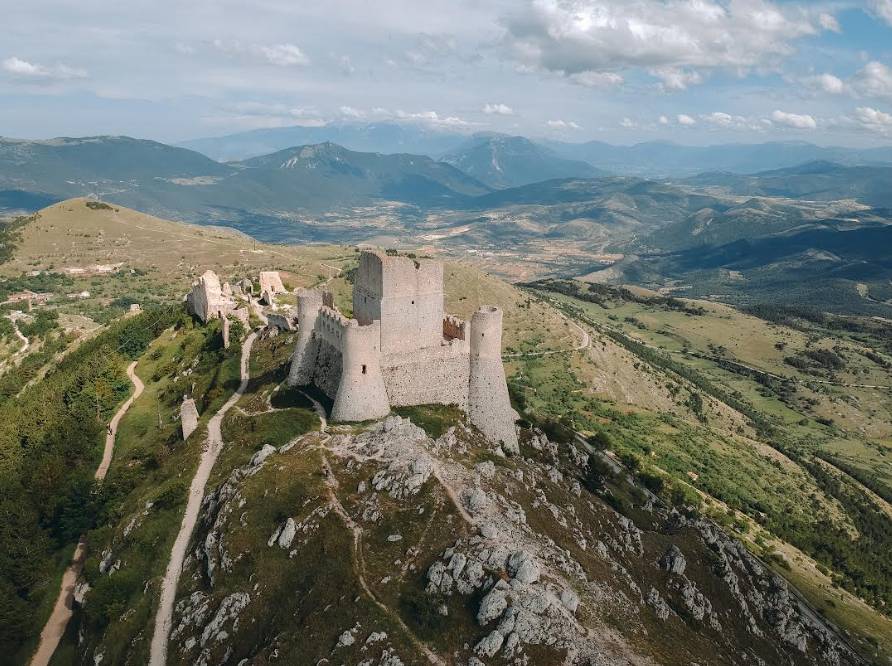 LE STORIE DI CASTEL DEL MONTE E DELLE TERRE DELLA BARONIA NEL LIBRO DI MARIO BASILE