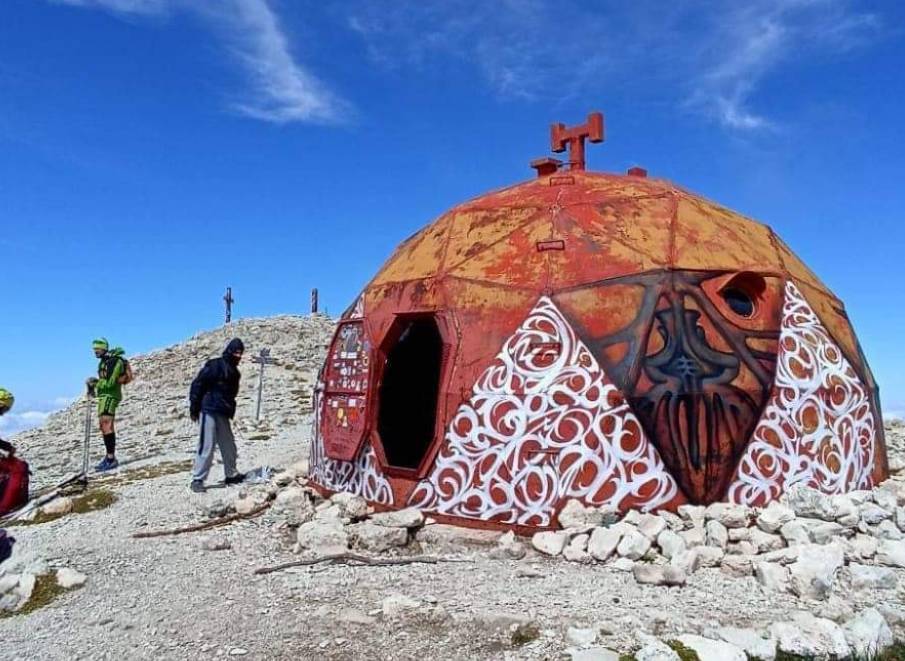 MONTE AMARO, BIVACCO PELINO IMBRATTATO: DENUNCIATI 4 GIOVANI ESCURSIONISTI