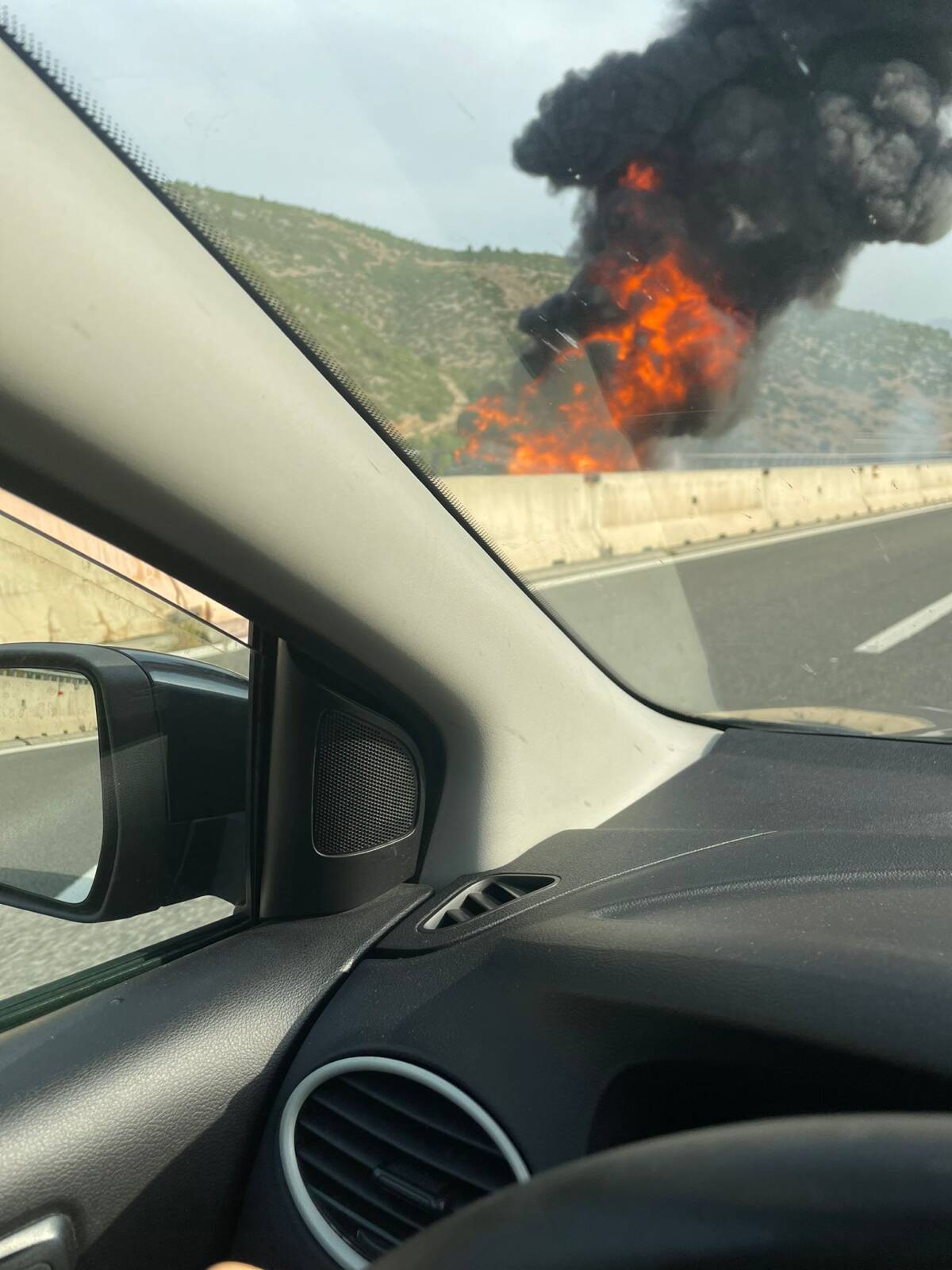 CAMPER PRENDE FUOCO SULLA A25 ALL’ALTEZZA DI COCULLO. FAMIGLIA ILLESA, MEZZO DISTRUTTO