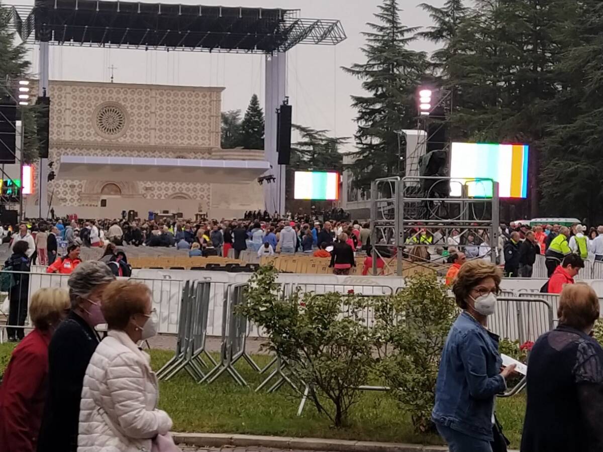 PAPA FRANCESCO A L’AQUILA: LA CITTÀ SVEGLIA ALL’ALBA PER ACCEDERE A PIAZZA DUOMO E COLLEMAGGIO