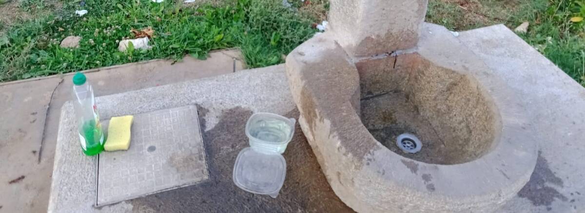 L’AQUILA: IMMONDIZIA ED INCURIA A PIAZZA D’ARMI, ORA LA FONTANELLA VIENE USATA PER LAVARE I PIATTI