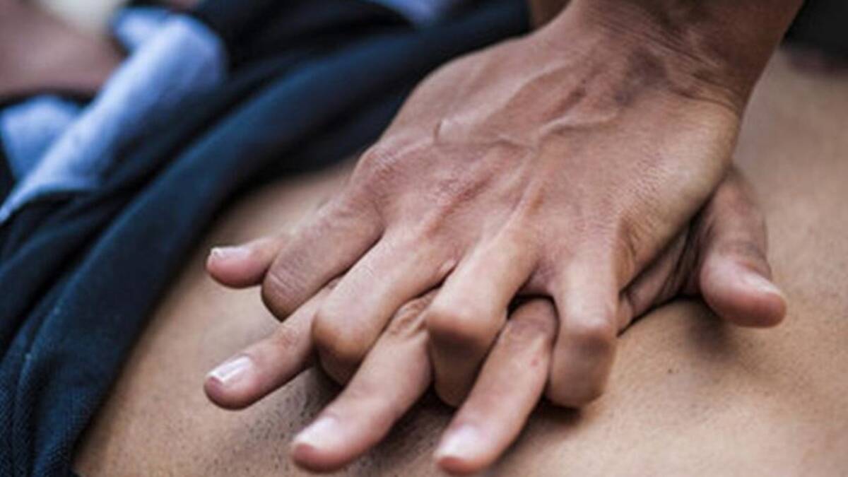 PESCARA: UOMO COLTO DA MALORE, SALVATO CON MASSAGGIO CARDIACO DA AGENTI POLIZIA