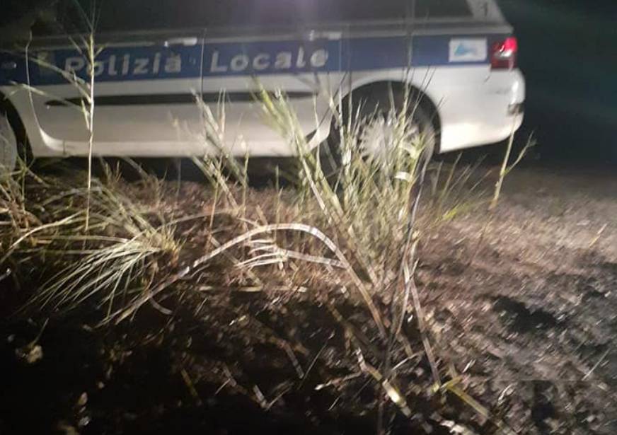 FOSSACESIA: NELLA NOTTE RIPRENDE L’INCENDIO SU PROVINCIALE PANORAMICA, INTERVENTO POLIZIA LOCALE