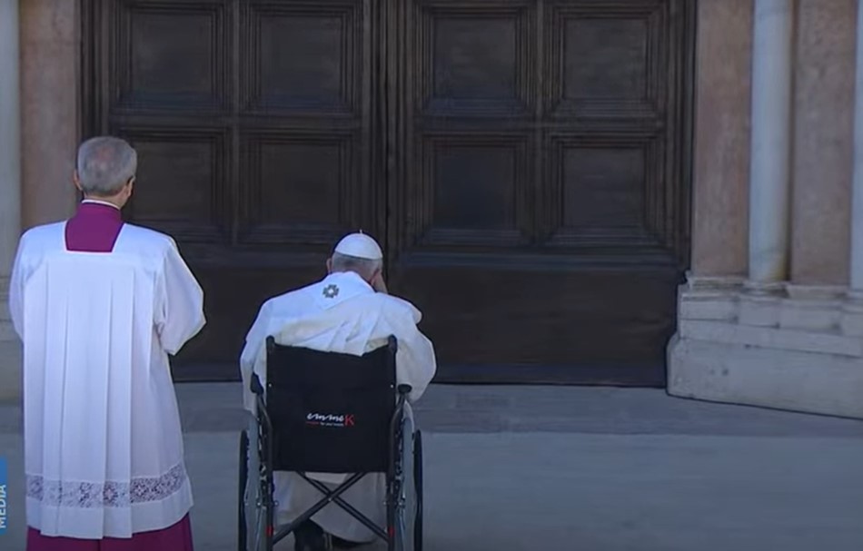 PAPA FRANCESCO RINGRAZIA OPERAI,”SENZA PASSERELLA NON SAREI ENTRATO A COLLEMAGGIO”