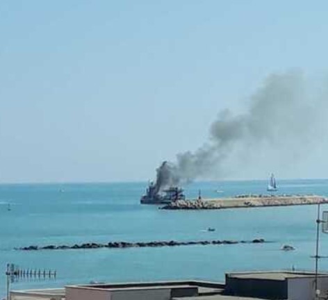 PESCARA: INCENDIO SU PIATTAFORMA DAVANTI AL PORTO DI PESCARA, FIAMME DOMATE
