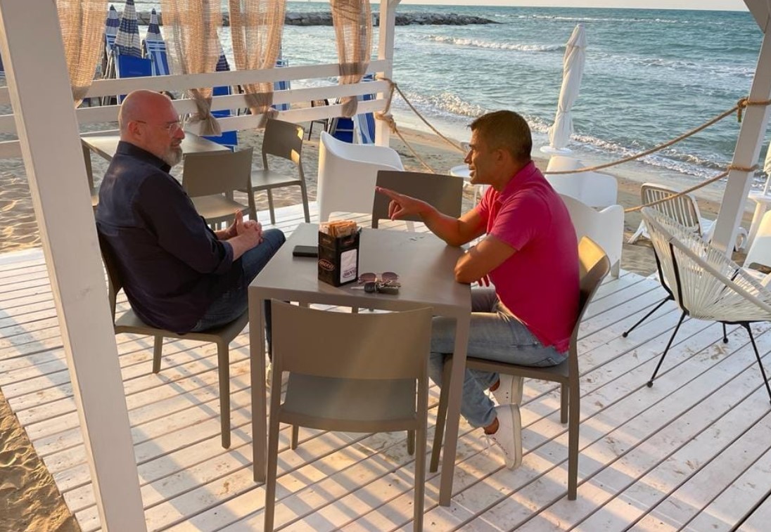 APERITIVO SUL MARE E PATTO TRA PAOLUCCI E BONACCINI: CAPOGRUPPO PD VERSO CANDIDATURA A REGIONALI